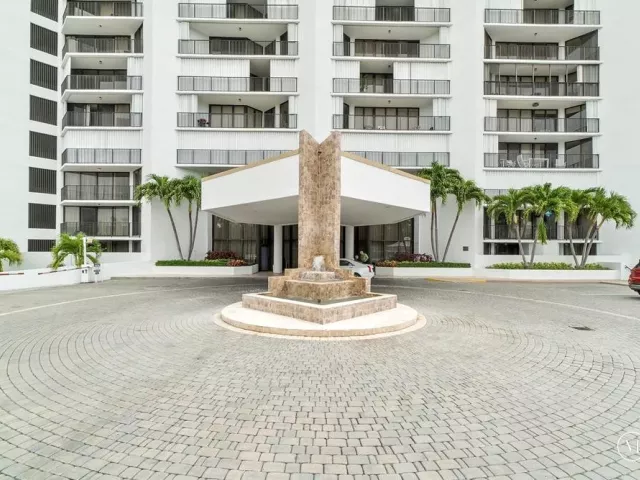 2-bedroom condo for sale in Hallandale Beach - 300 Three Islands Boulevard 306 - MondialRealty