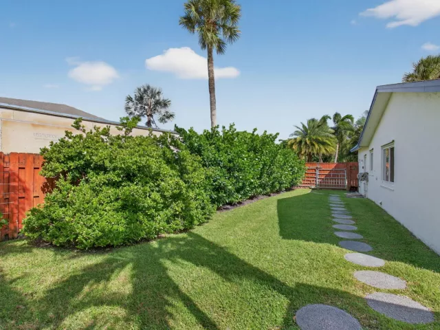2-bedroom home for rent in Delray Beach - 802 Mallard Drive - MondialRealty