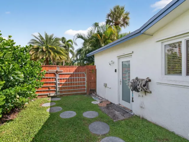 2-bedroom home for rent in Delray Beach - 802 Mallard Drive - MondialRealty