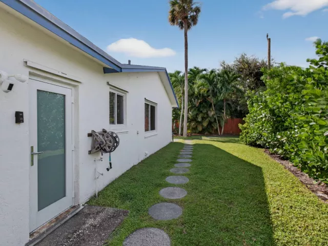 2-bedroom home for rent in Delray Beach - 802 Mallard Drive - MondialRealty
