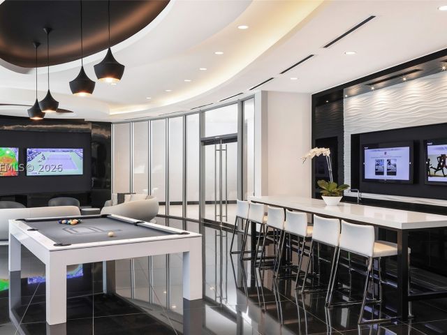 4-bedroom condo for rent in Miami - 851 NE 1st Ave PH 5700 - MondialRealty