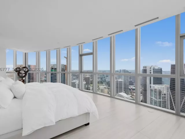4-bedroom condo for rent in Miami - 851 NE 1st Ave PH 5700 - MondialRealty