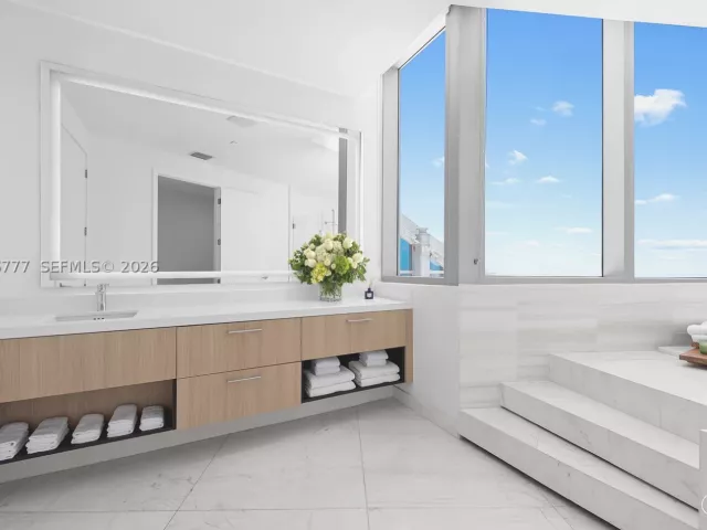 4-bedroom condo for rent in Miami - 851 NE 1st Ave PH 5700 - MondialRealty