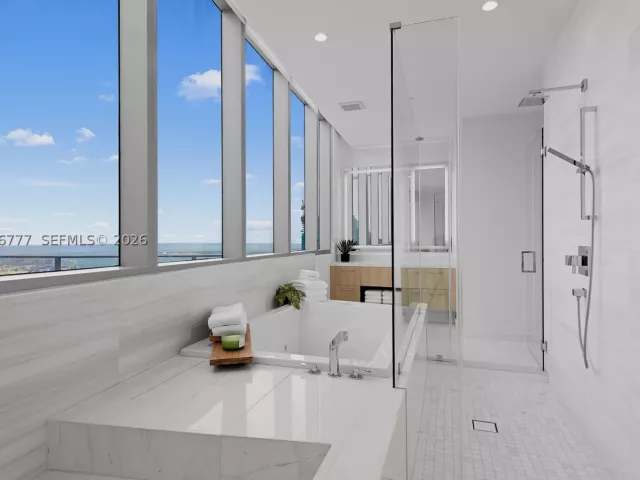 4-bedroom condo for rent in Miami - 851 NE 1st Ave PH 5700 - MondialRealty