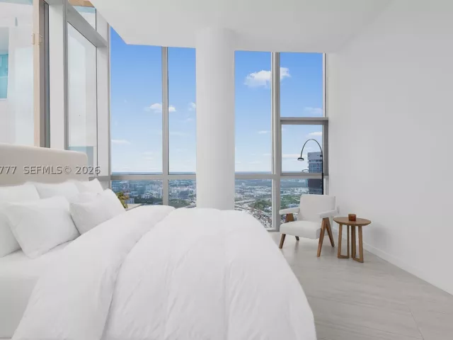 4-bedroom condo for rent in Miami - 851 NE 1st Ave PH 5700 - MondialRealty