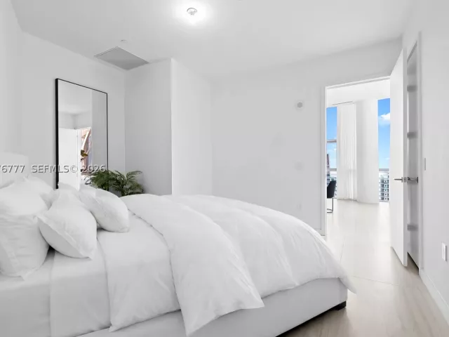 4-bedroom condo for rent in Miami - 851 NE 1st Ave PH 5700 - MondialRealty