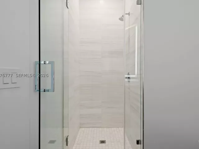 4-bedroom condo for rent in Miami - 851 NE 1st Ave PH 5700 - MondialRealty