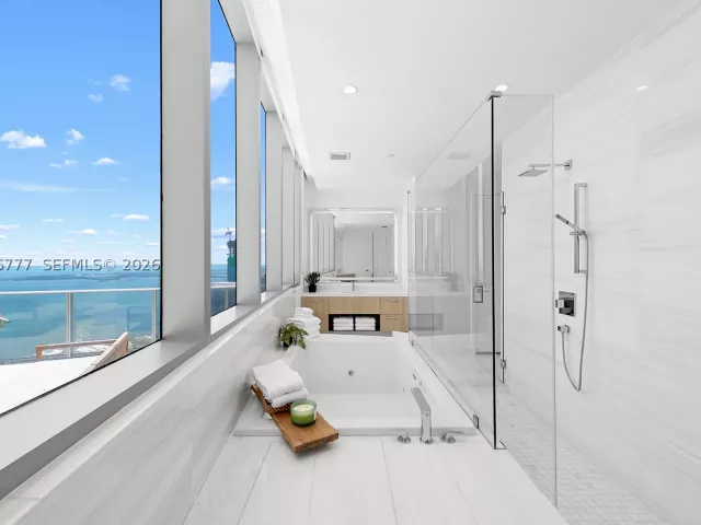 4-bedroom condo for rent in Miami - 851 NE 1st Ave PH 5700 - MondialRealty