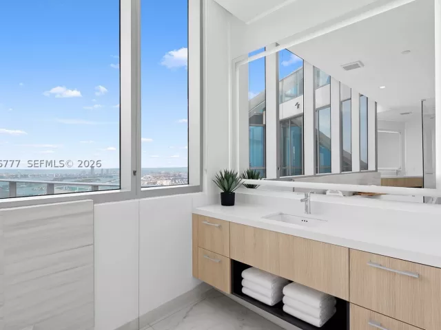4-bedroom condo for rent in Miami - 851 NE 1st Ave PH 5700 - MondialRealty