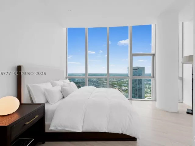 4-bedroom condo for rent in Miami - 851 NE 1st Ave PH 5700 - MondialRealty