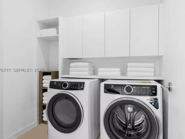 4-bedroom condo for rent in Miami - 851 NE 1st Ave PH 5700 - MondialRealty
