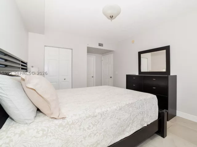 2-bedroom condo for sale in Sunny Isles Beach - 17100 N Bay Rd 1802 - MondialRealty