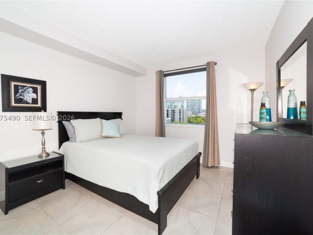 2-bedroom condo for sale in Sunny Isles Beach - 17100 N Bay Rd 1802 - MondialRealty