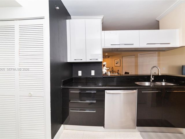 Apartment for rent  Unit #1815 - photo 7512512