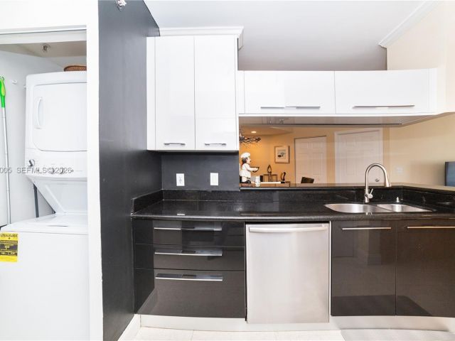 Apartment for rent  Unit #1815 - photo 7512513