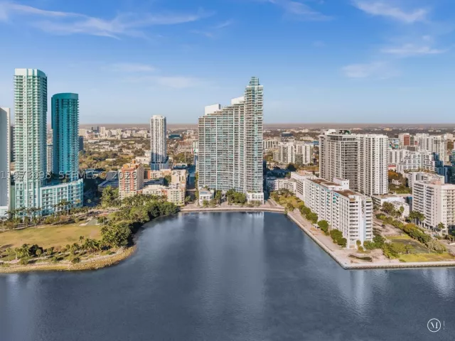 3-bedroom condo for rent in Miami - 2020 N Bayshore Dr 3303 - MondialRealty