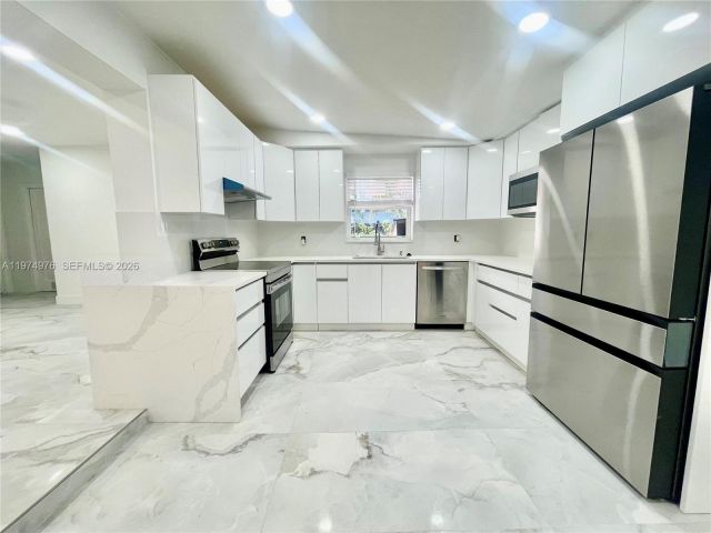 Home for rent at 1649 NE 8th Ave - photo 7502730