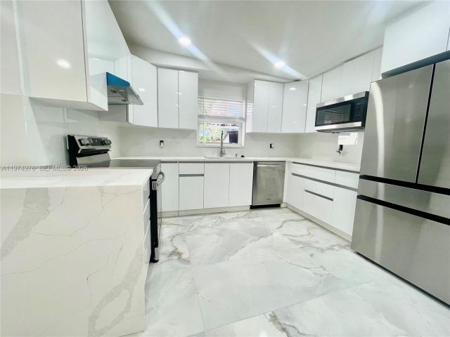 Home for rent at 1649 NE 8th Ave - photo 7502731