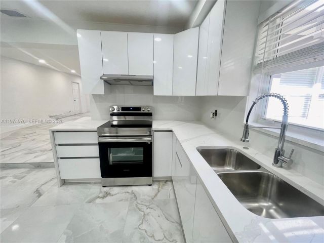 Home for rent at 1649 NE 8th Ave - photo 7502733