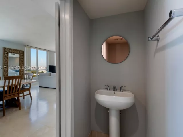 2-bedroom condo for sale in Fort Lauderdale - 610 W Las Olas Blvd 2014N - MondialRealty