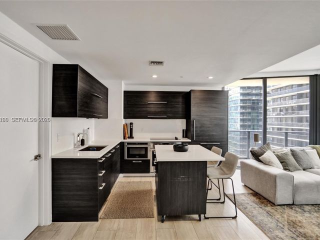 Apartment for rent  Unit #2001 - photo 7508300