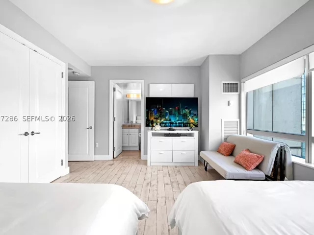 2-bedroom condo for sale in Miami - 1435 Brickell Ave 3401 - MondialRealty