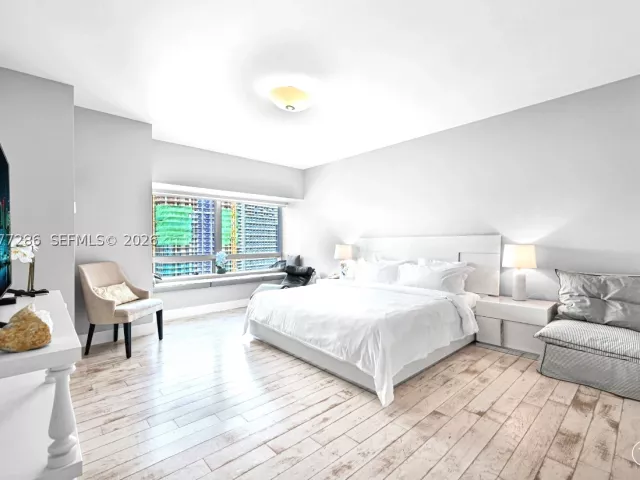 2-bedroom condo for sale in Miami - 1435 Brickell Ave 3401 - MondialRealty