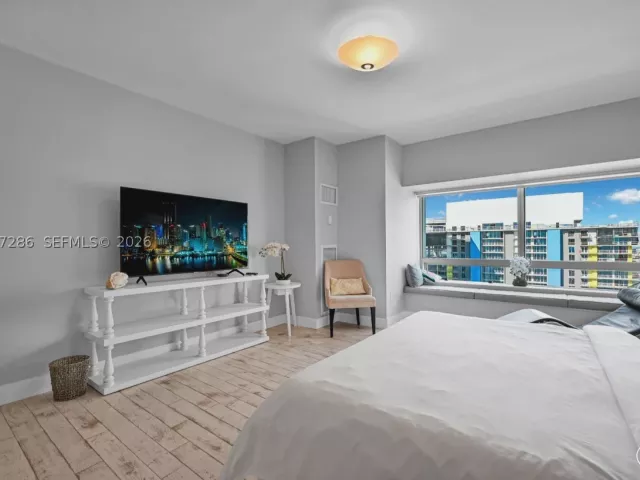 2-bedroom condo for sale in Miami - 1435 Brickell Ave 3401 - MondialRealty