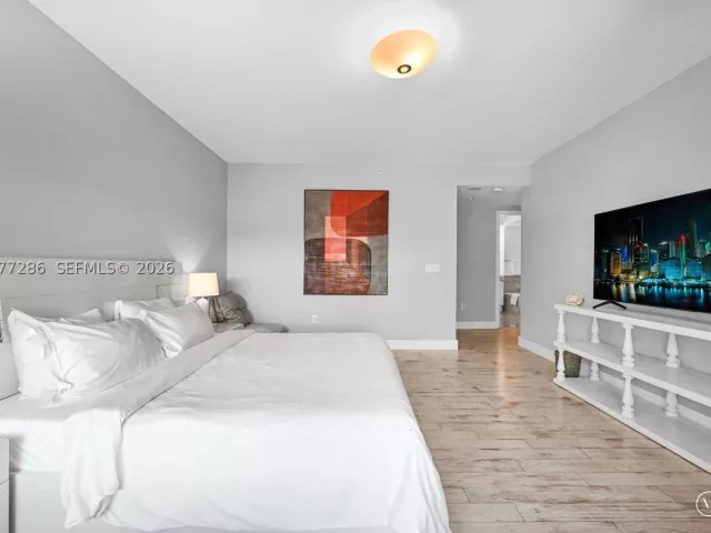 2-bedroom condo for sale in Miami - 1435 Brickell Ave 3401 - MondialRealty