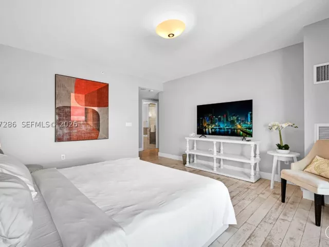 2-bedroom condo for sale in Miami - 1435 Brickell Ave 3401 - MondialRealty