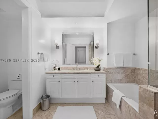 2-bedroom condo for sale in Miami - 1435 Brickell Ave 3401 - MondialRealty