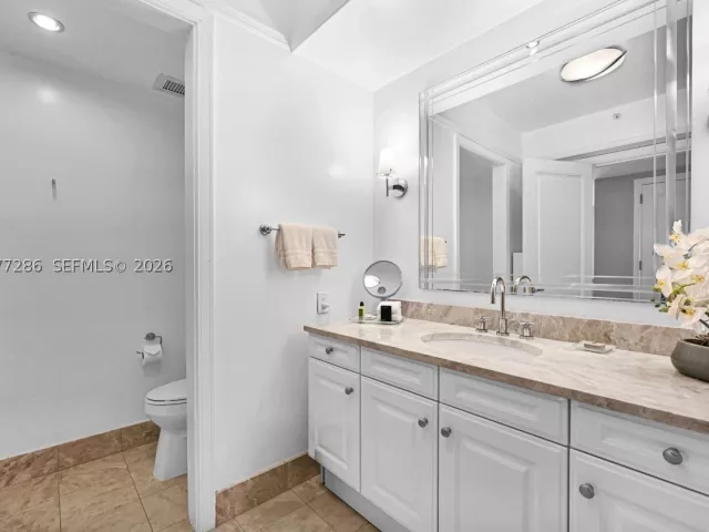 2-bedroom condo for sale in Miami - 1435 Brickell Ave 3401 - MondialRealty