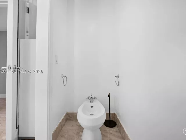 2-bedroom condo for sale in Miami - 1435 Brickell Ave 3401 - MondialRealty