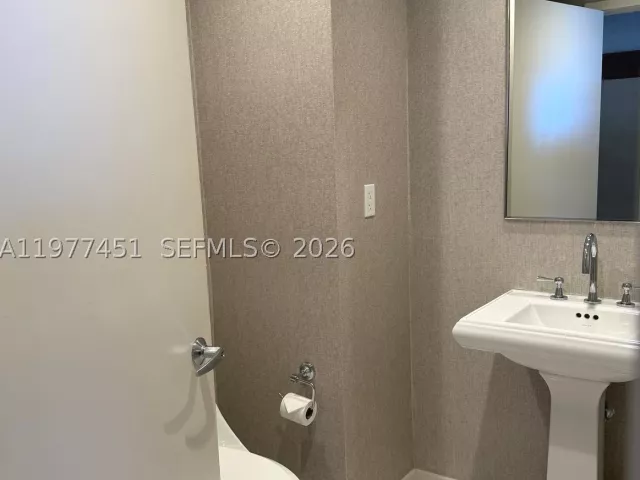 1-bedroom condo for sale in Fort Lauderdale - 551 N Fort Lauderdale Beach Blvd R2201 - MondialRealty