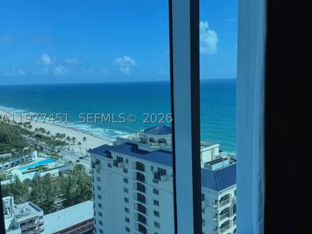 1-bedroom condo for sale in Fort Lauderdale - 551 N Fort Lauderdale Beach Blvd R2201 - MondialRealty