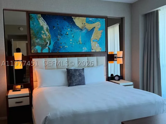 1-bedroom condo for sale in Fort Lauderdale - 551 N Fort Lauderdale Beach Blvd R2201 - MondialRealty