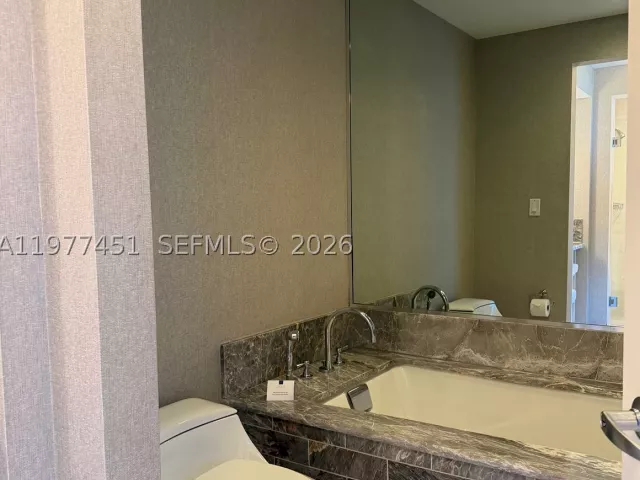 1-bedroom condo for sale in Fort Lauderdale - 551 N Fort Lauderdale Beach Blvd R2201 - MondialRealty