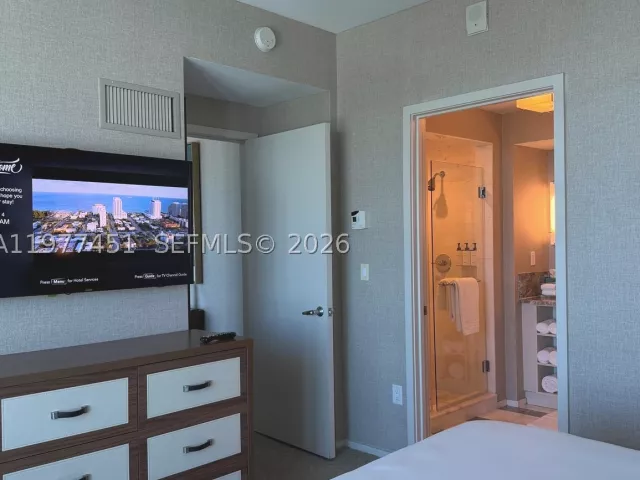1-bedroom condo for sale in Fort Lauderdale - 551 N Fort Lauderdale Beach Blvd R2201 - MondialRealty
