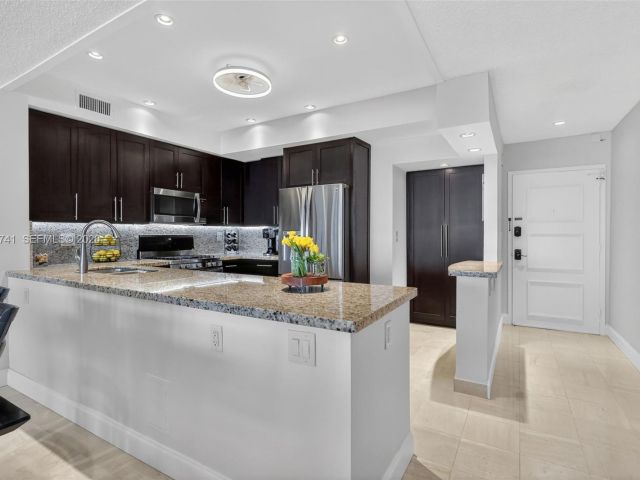 Apartment for sale  Unit #PH4 - photo 7502315