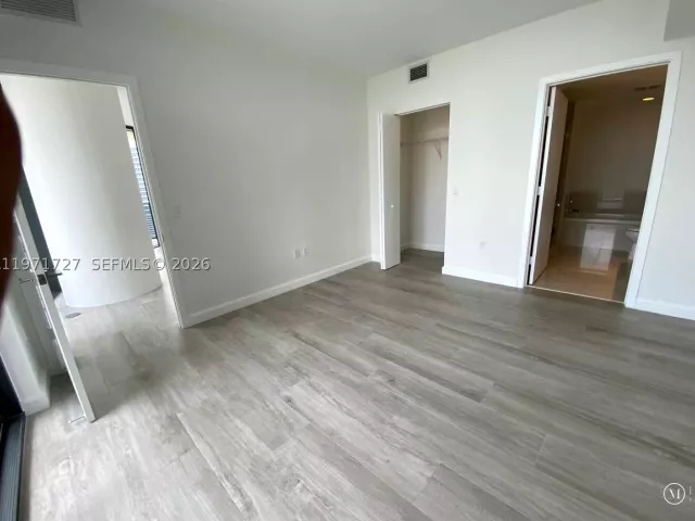 2-bedroom condo for rent in Miami - 45 SW 9th St 3703 - MondialRealty