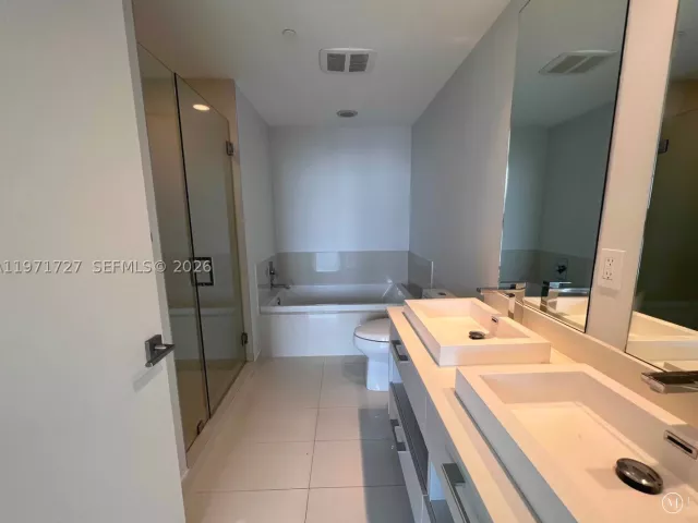 2-bedroom condo for rent in Miami - 45 SW 9th St 3703 - MondialRealty