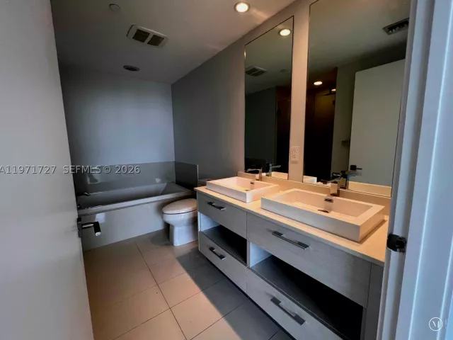 2-bedroom condo for rent in Miami - 45 SW 9th St 3703 - MondialRealty
