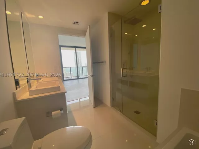 2-bedroom condo for rent in Miami - 45 SW 9th St 3703 - MondialRealty