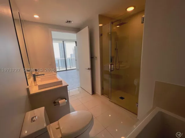 2-bedroom condo for rent in Miami - 45 SW 9th St 3703 - MondialRealty