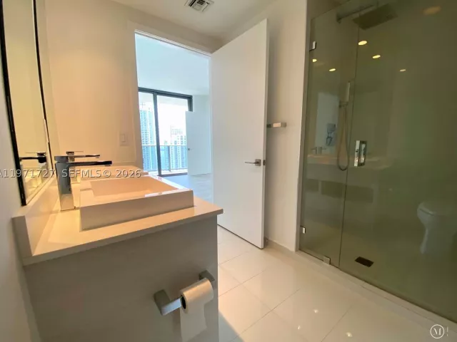 2-bedroom condo for rent in Miami - 45 SW 9th St 3703 - MondialRealty