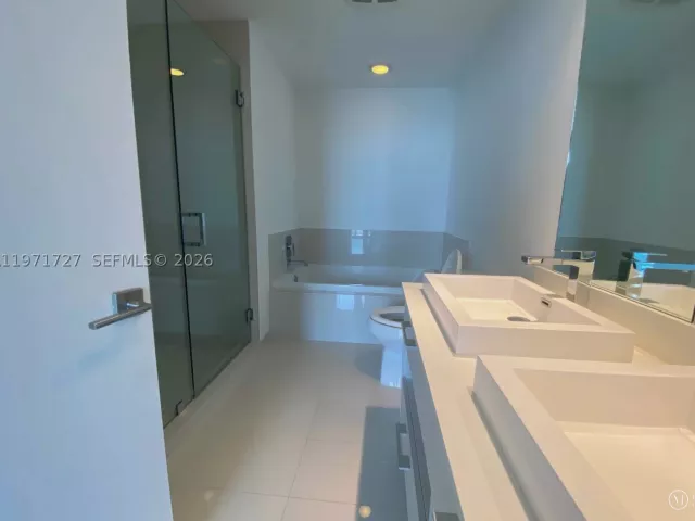 2-bedroom condo for rent in Miami - 45 SW 9th St 3703 - MondialRealty