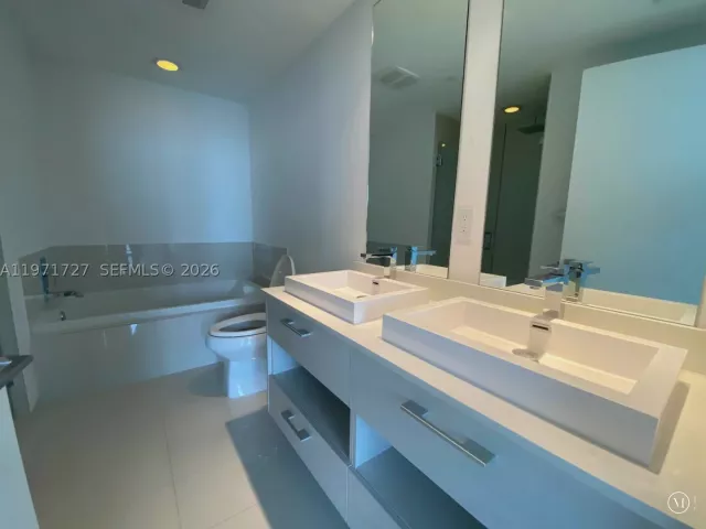 2-bedroom condo for rent in Miami - 45 SW 9th St 3703 - MondialRealty