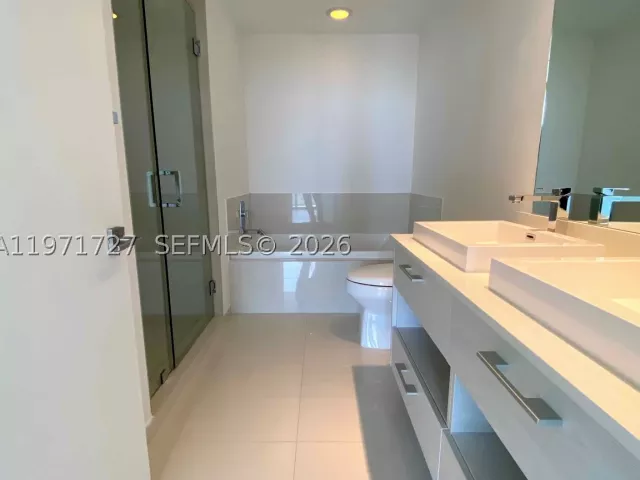 2-bedroom condo for rent in Miami - 45 SW 9th St 3703 - MondialRealty