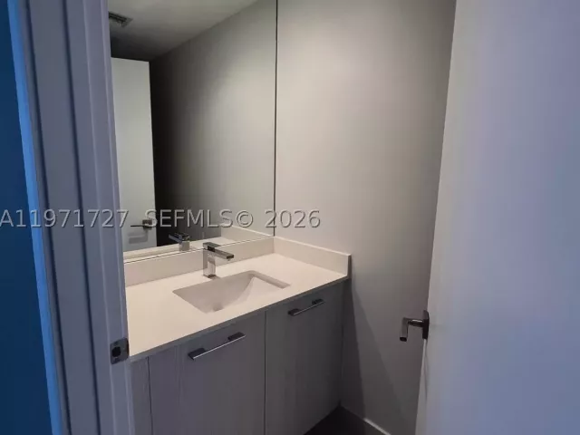 2-bedroom condo for rent in Miami - 45 SW 9th St 3703 - MondialRealty