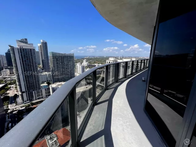 2-bedroom condo for rent in Miami - 45 SW 9th St 3703 - MondialRealty